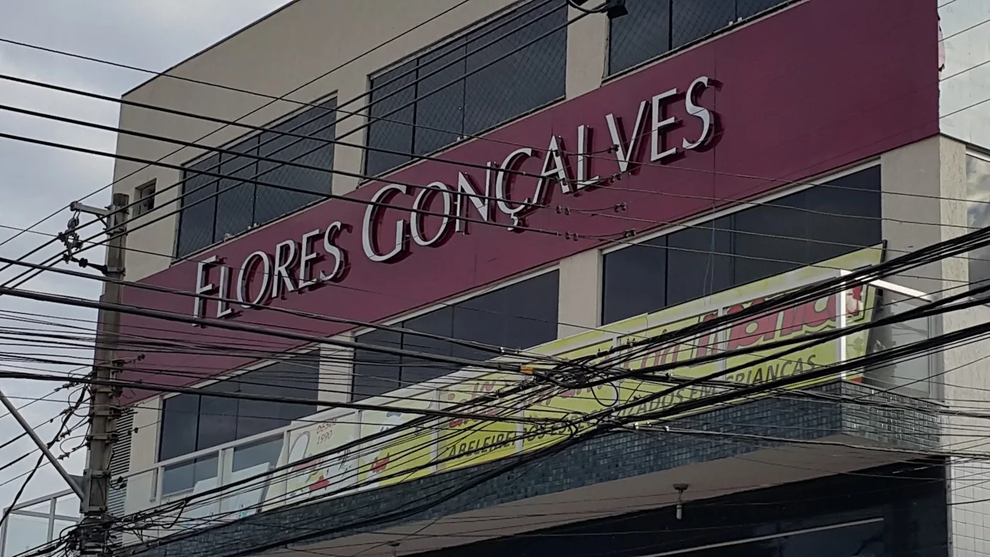 Fachada do prédio com o letreiro Flores Gonçalves